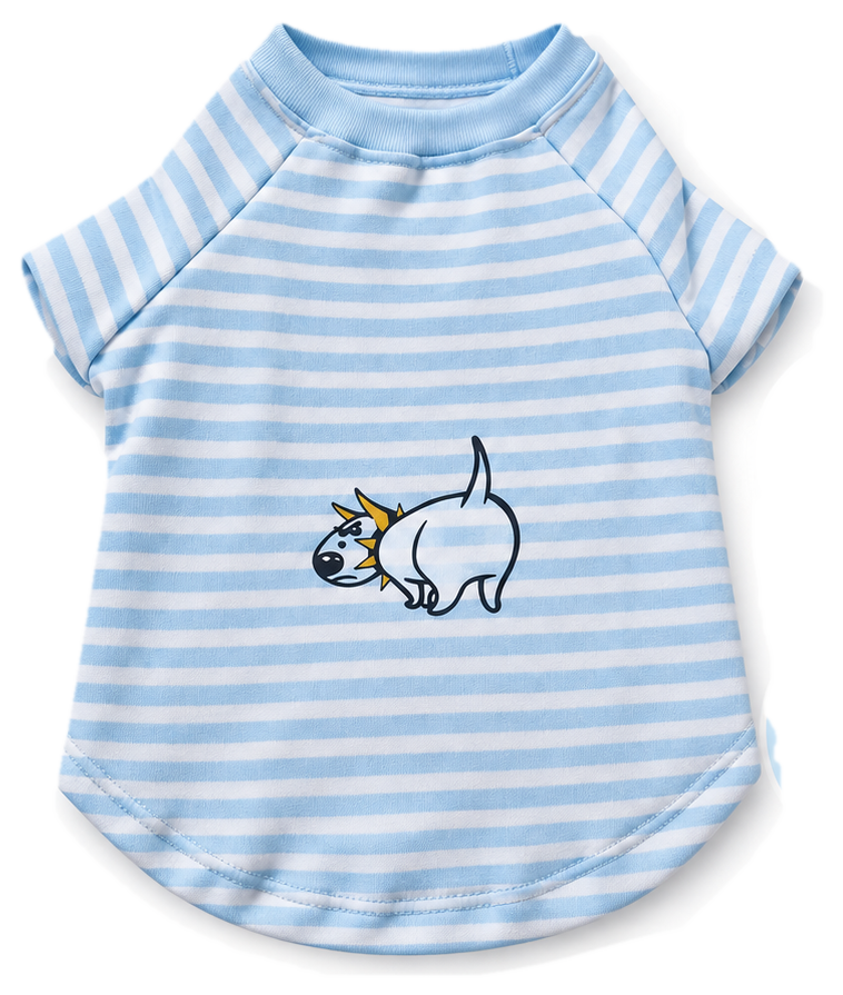 Camiseta pet listrada azul-claro e branca com pequeno cachorrinho ilustrado
