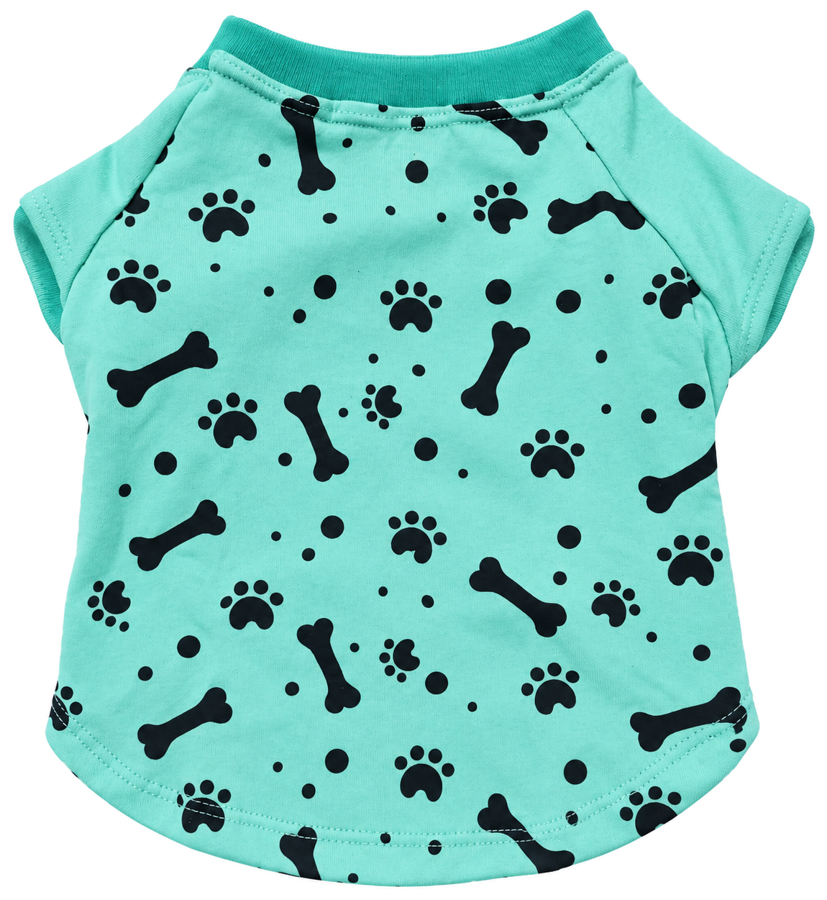 Camiseta pet verde água com estampa de patinhas e ossinhos pretos